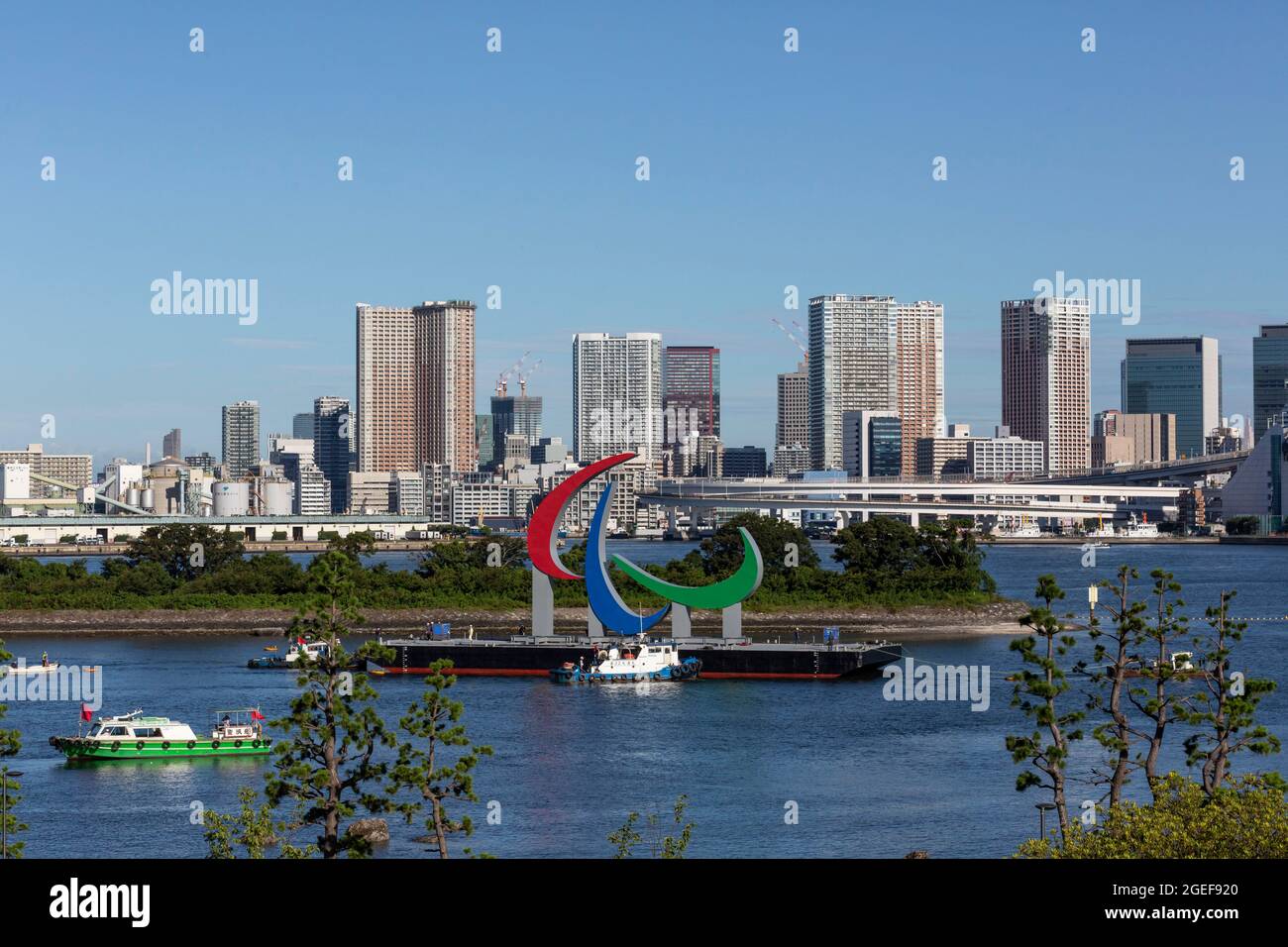 TOKYO, 20 agosto 2021 (Xinhua) -- il simbolo delle Paralimpiadi è installato prima dei Giochi Paralimpiadi di Tokyo 2020 a Odaiba a Tokyo, Giappone, 20 agosto 2021. (Yamazaki Yuichi/Pool via Xinhua) Credit: Xinhua/Alamy Live News Foto Stock