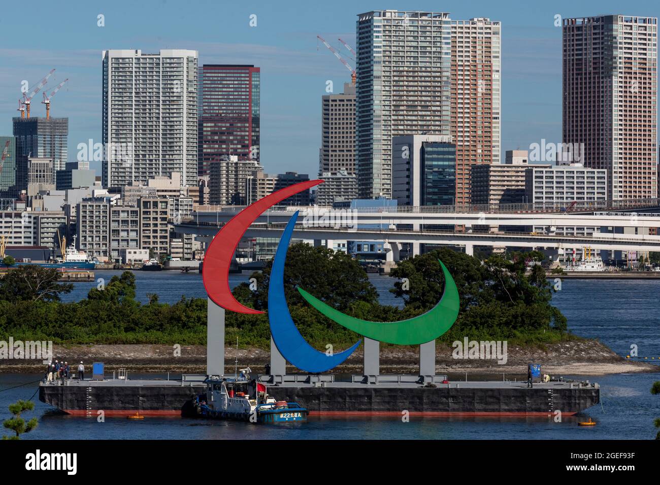 TOKYO, 20 agosto 2021 (Xinhua) -- il simbolo delle Paralimpiadi è installato prima dei Giochi Paralimpiadi di Tokyo 2020 a Odaiba a Tokyo, Giappone, 20 agosto 2021. (Yamazaki Yuichi/Pool via Xinhua) Credit: Xinhua/Alamy Live News Foto Stock