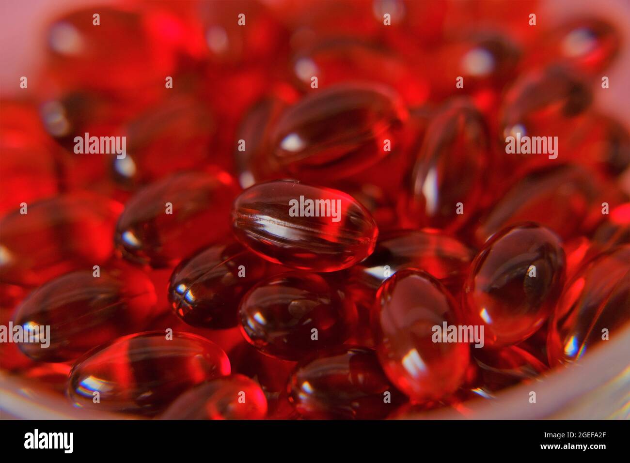 Capsule di olio di krill background.Omega acidi grassi.capsule rosse con olio di krill. Integratori naturali e vitamine. Foto Stock