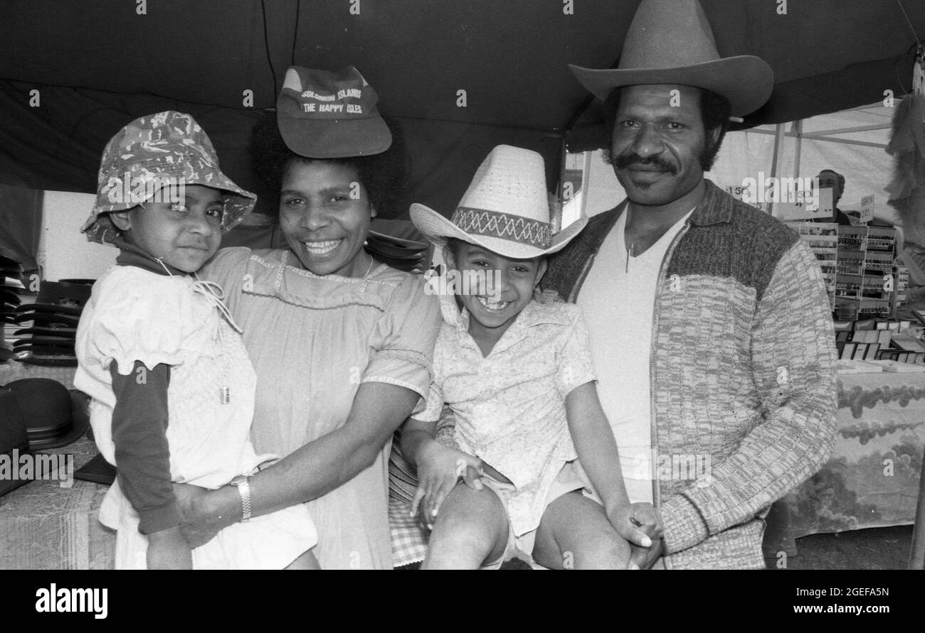 GATTON QUEENSLAND, AUSTRALIA, LUGLIO 1984: Una famiglia prova su alcuni cappelli di fantasia all'esposizione annuale A e P a Gatton, Queensland, 1984. Scansionato da negativi originali per la pubblicazione di giornali. Foto Stock