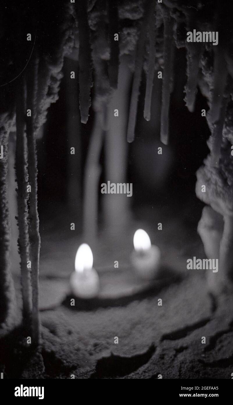Due candele illuminano delicate formazioni di stalattiti di paglia nella Grotta di Punchbowl vicino a Yass nel 1982. Foto Stock