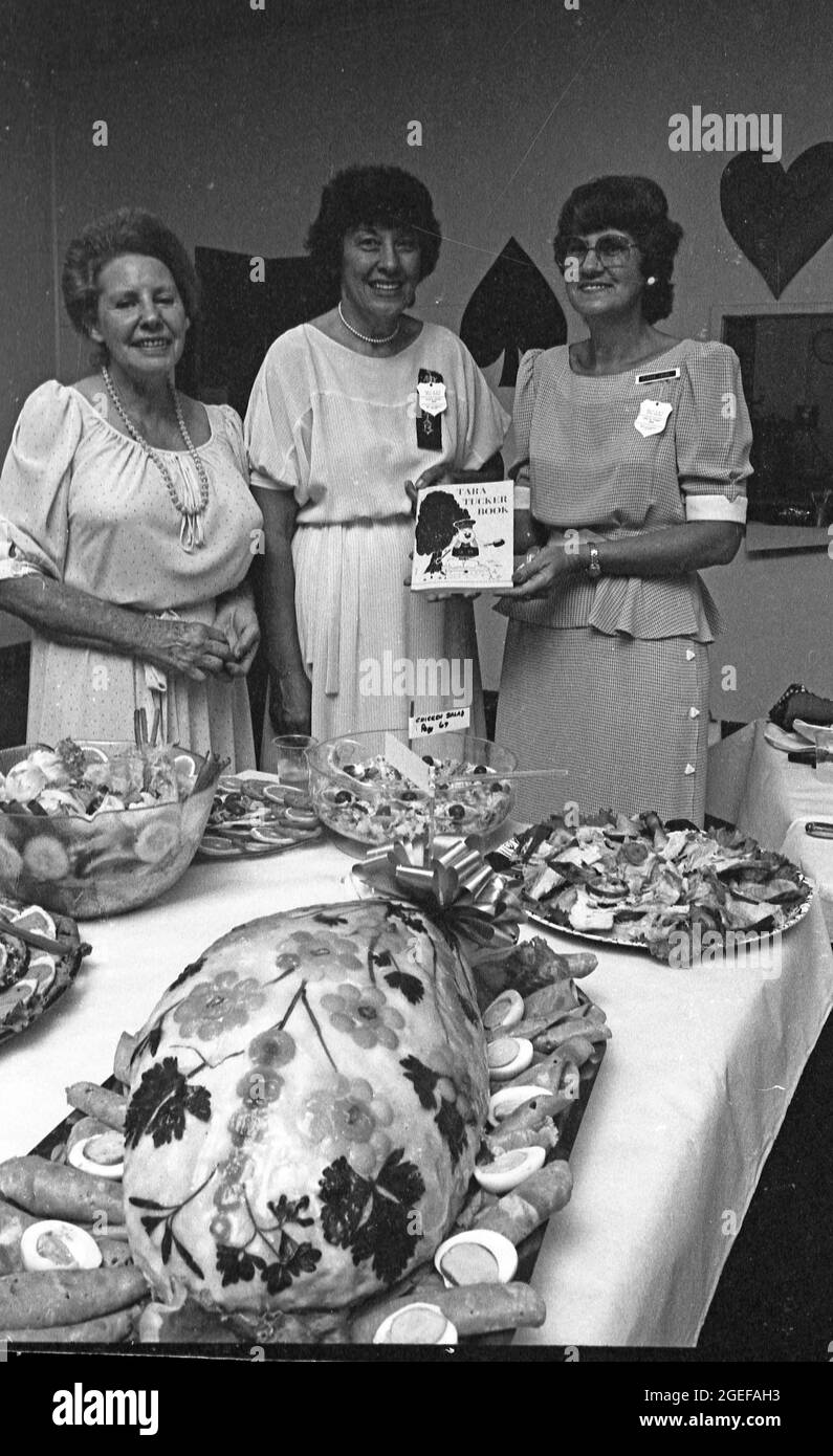 TARA QUEENSLAND, AUSTRALIA, MAGGIO 1984: Le donne si presentano con il nuovo libro di cucina della loro associazione alla mostra annuale A & P a Tara, 1984. Scansionato da negativi originali per la pubblicazione di giornali. Foto Stock