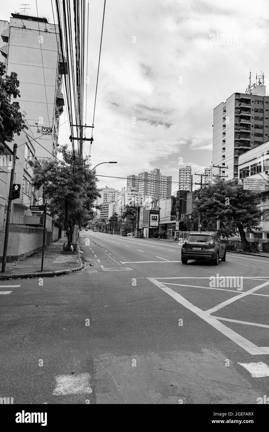 Strade senza movimento di veicoli, e vuote, di fronte al blocco decretato durante la pandemia COVID-19 Foto Stock