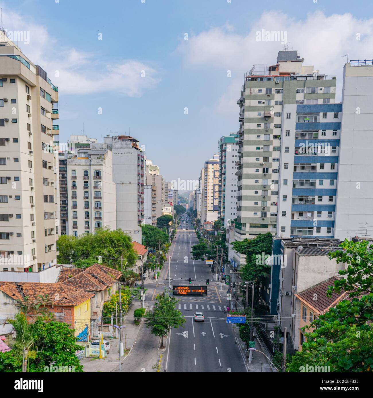 Nitreói, Rio de Janeiro, Brasile - CIRCA 2021: Strada con poco traffico e poche auto di fronte al blocco decretato durante la pandemia COVID-19 Foto Stock