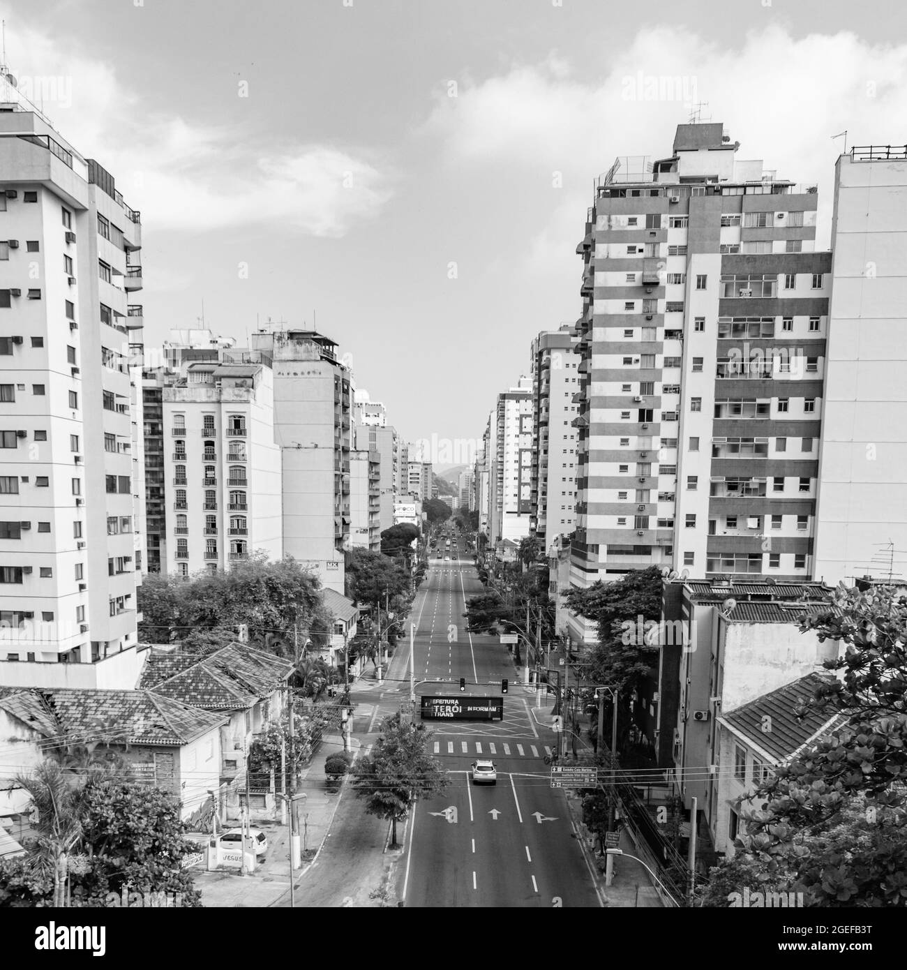 Nitreói, Rio de Janeiro, Brasile - CIRCA 2021: Strada con poco traffico e poche auto di fronte al blocco decretato durante la pandemia COVID-19 Foto Stock