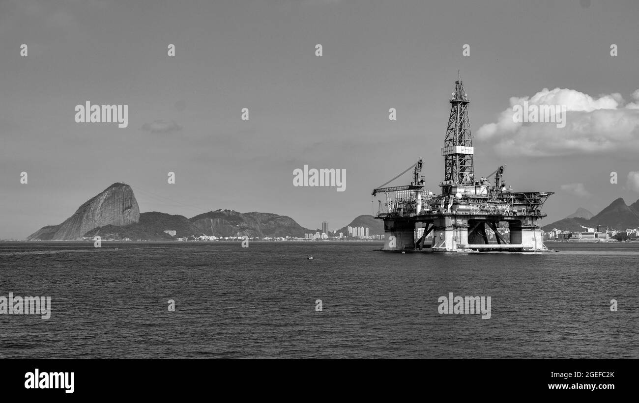 Piattaforma di esplorazione petrolifera ancorata a Guanabara Bay, Rio de Janeiro, Brasile Foto Stock