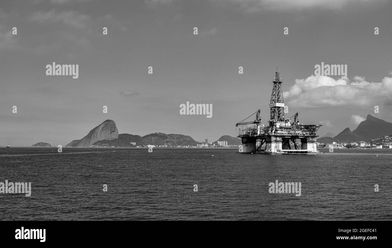 Piattaforma di esplorazione petrolifera ancorata a Guanabara Bay, Rio de Janeiro, Brasile Foto Stock