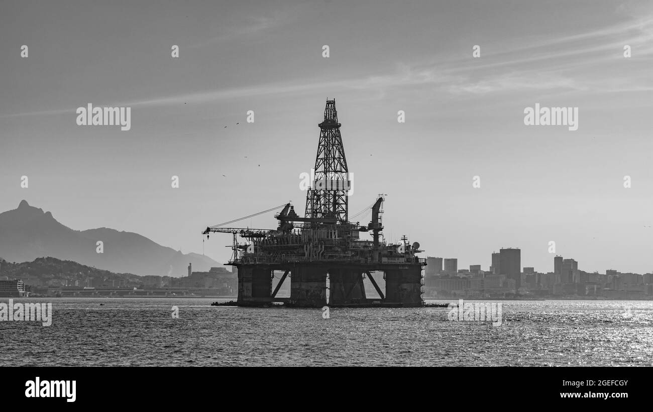 Piattaforma di esplorazione petrolifera ancorata a Guanabara Bay, Rio de Janeiro, Brasile Foto Stock