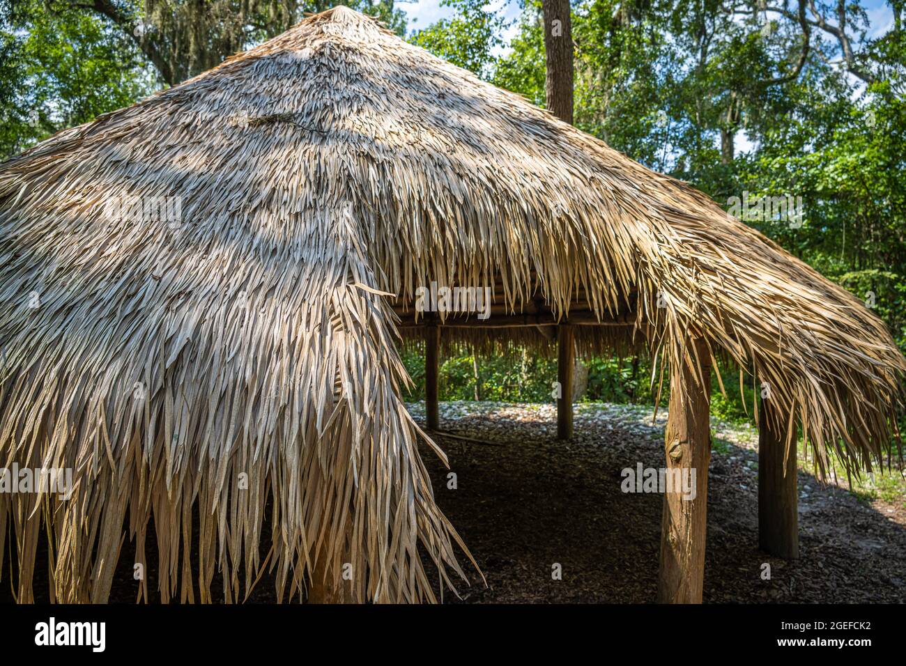 Replica di un rifugio indiano Timucuan lungo l'Huguenot Memorial Trail al Fort Caroline National Memorial nella riserva Timucuan a Jacksonville, Florida. Foto Stock