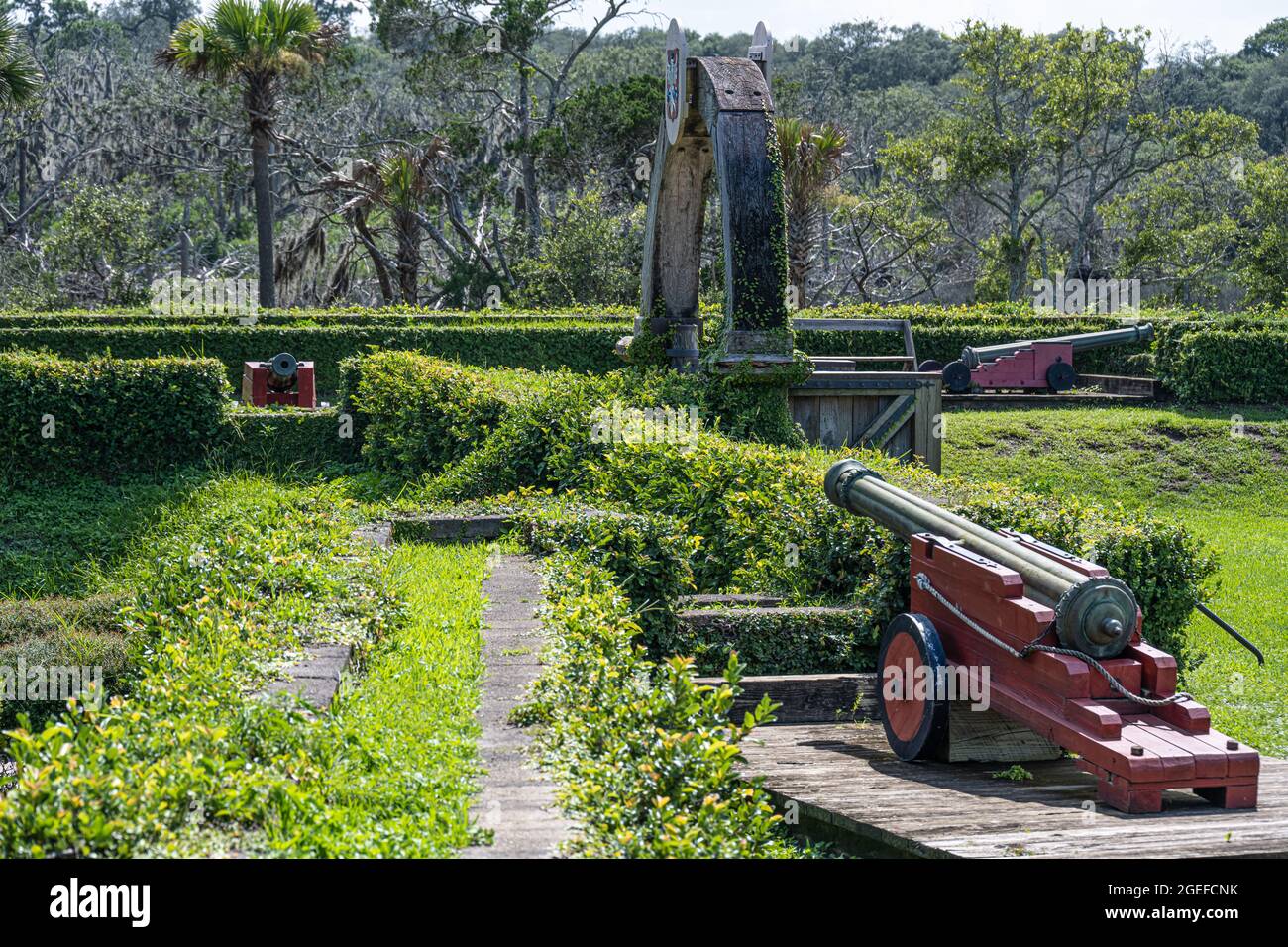 Fort Caroline National Memorial Arch e cannoni lungo il fiume St. Johns a Jacksonville, Florida. (USA) Foto Stock