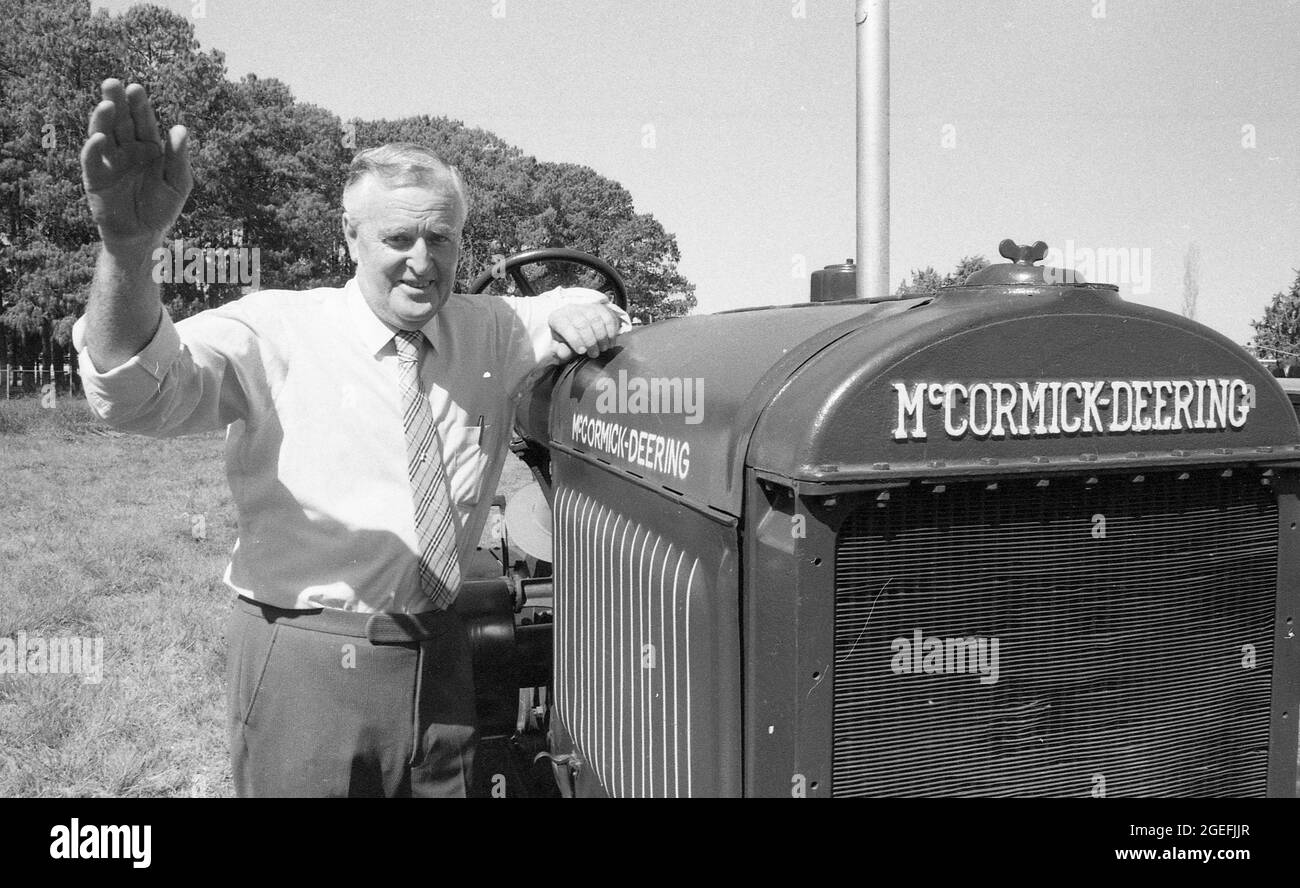 KINGAROY, QUEENSLAND, AUSTRALIA, 28 APRILE 1984: Il Premier del Queensland Sir Joh Bjelke-Petersen si pone con il suo trattore McCormick-Deering all'annuale Kingaroy Peanut Festival, 1984 nel suo elettorato domestico. Scansionato da negativi originali per la pubblicazione di giornali. Foto Stock