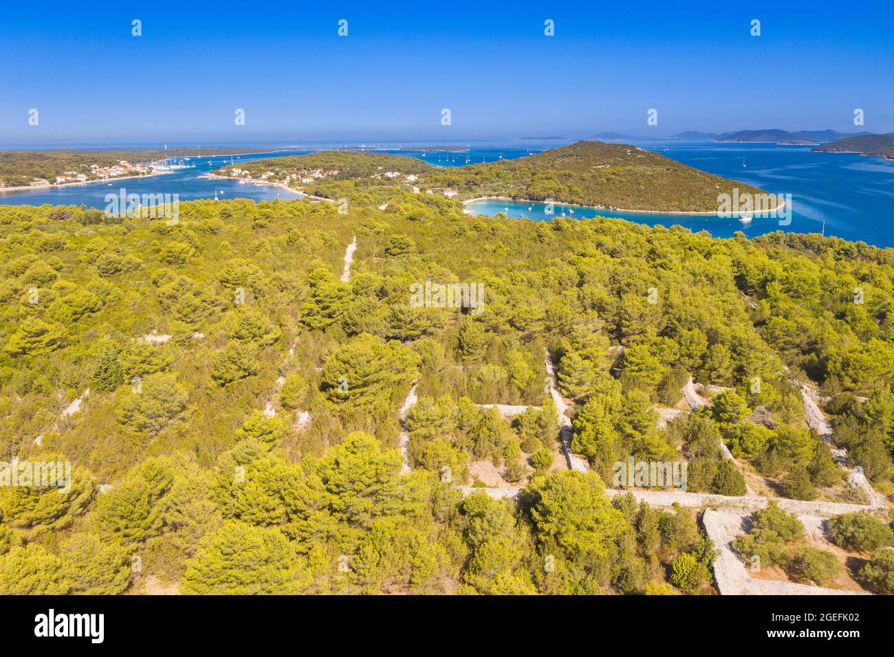 Veduta aerea della baia di Veli Rat sull'isola di Dugi Otok in Croazia Foto Stock