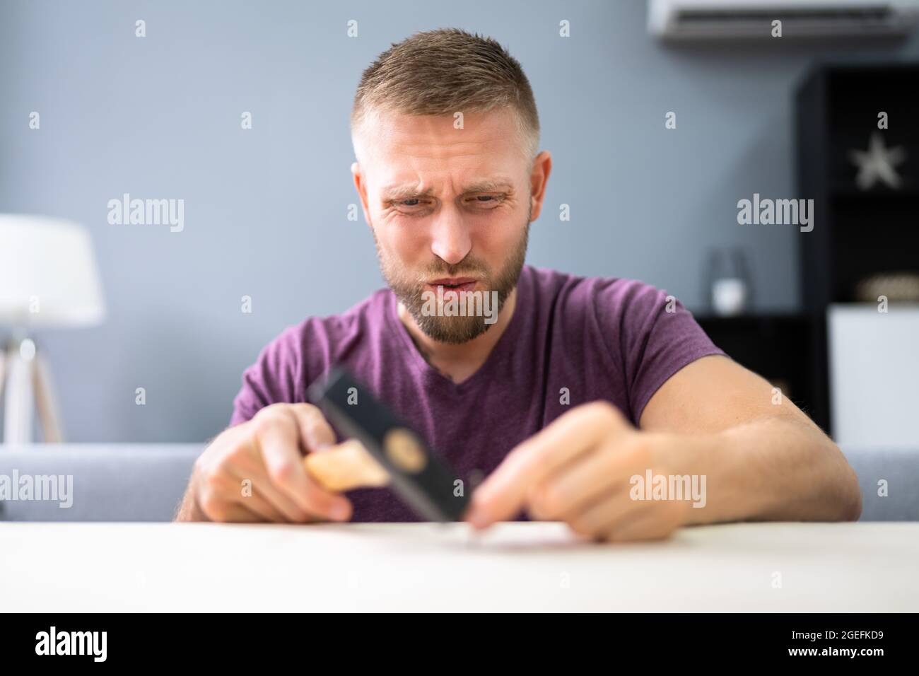 Chiodo ferito con martello. Lesioni alle mani Foto Stock