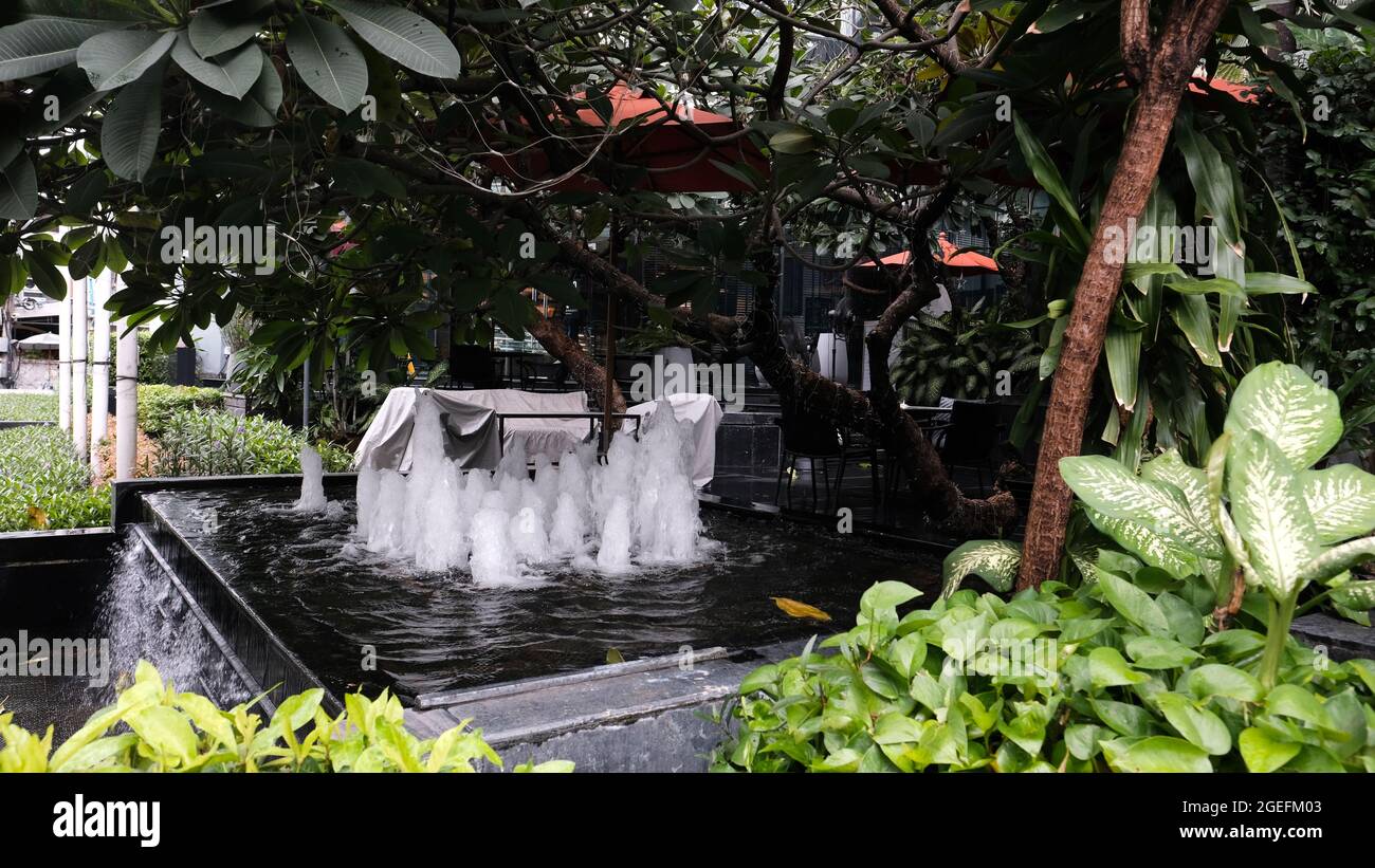 Hotel a cinque stelle Garden Water Fountain Sukhumvit Road Nana e Asoke Area Business e vita notturna Bangkok Thailandia Foto Stock