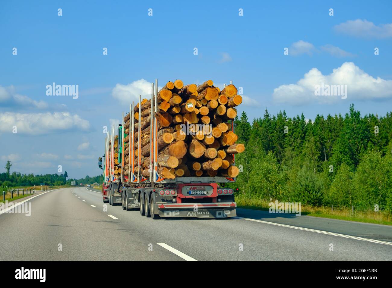 svezia, 13 luglio 2021, autocarro per legname sull'autostrada e4 Foto Stock