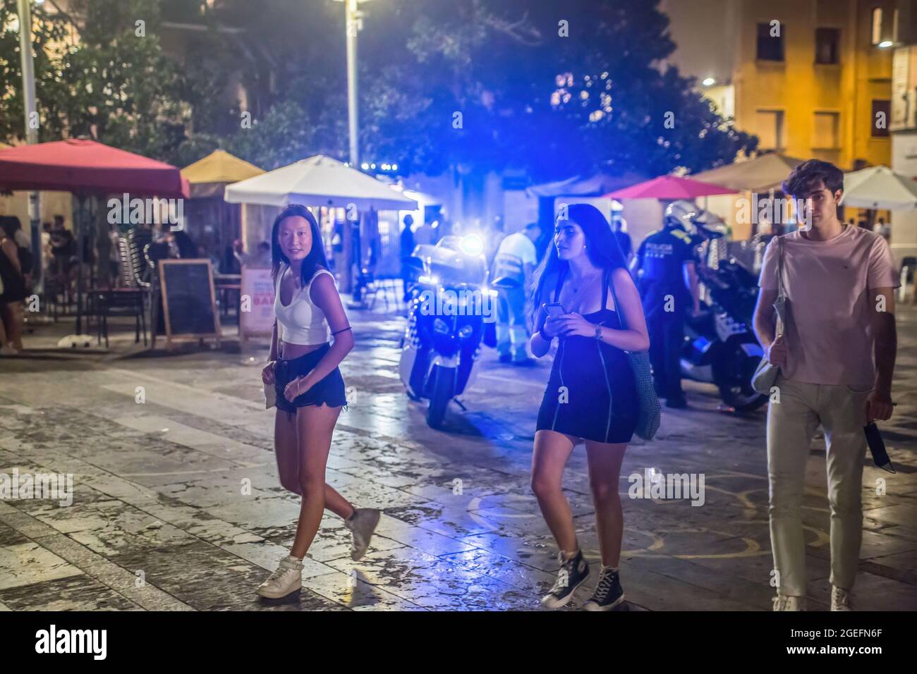 Barcellona, Spagna. 19 ago 2021. Gli ufficiali di polizia sono visti disperdersi nella Plaza del Sol, una piazza nel quartiere Gracia di Barcellona.la Corte superiore di Giustizia della Catalogna (TSJC) ha determinato questo giovedì 19 agosto, la fine del coprifuoco a Barcellona, In coincidenza con la settimana in cui si celebra la tradizionale festa del quartiere Gracia. Le frequenti folle di persone che bevono per strada sono durate tutta la notte anche se ad alcuni punti la polizia ha effettuato sfratti. (Foto di Thiago Prudencio/SOPA Images/Sipa USA) Credit: Sipa USA/Alamy Live News Foto Stock