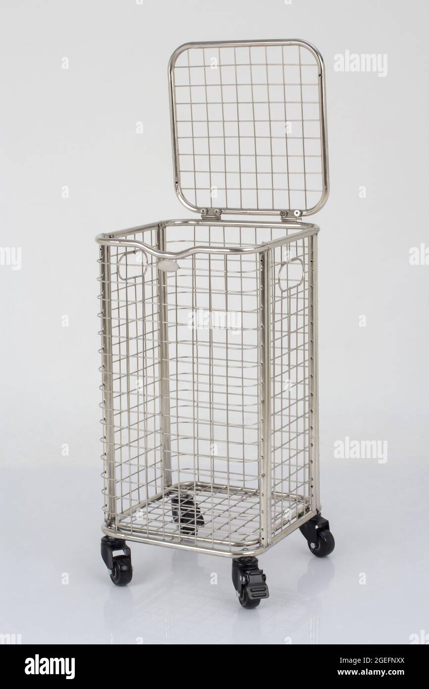 Stoccaggio vuoto in acciaio inox isolato su sfondo bianco Foto Stock