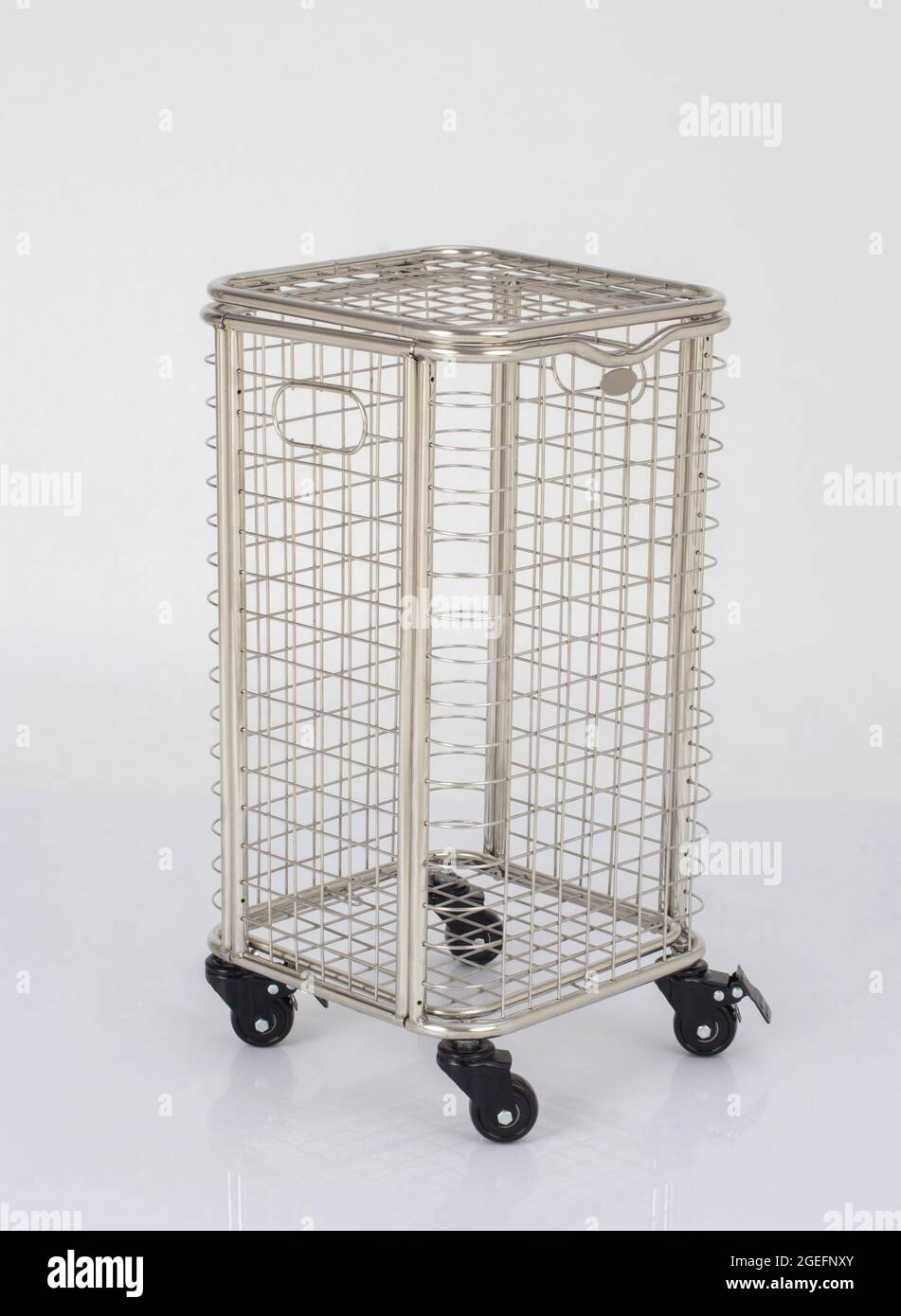 Stoccaggio vuoto in acciaio inox isolato su sfondo bianco Foto Stock