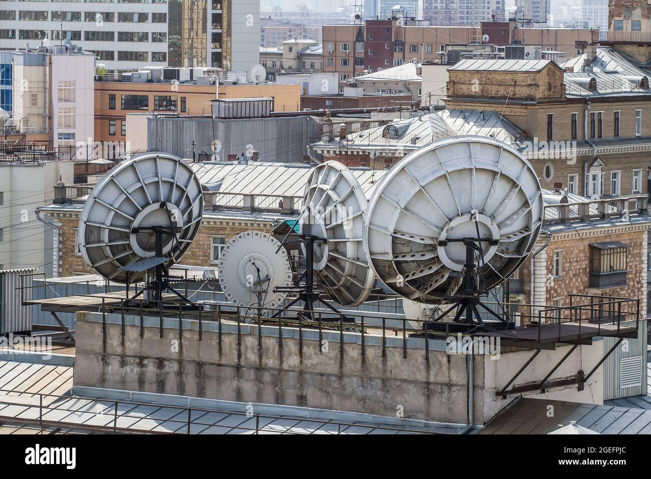 Russia. Mosca. Telecomunicazioni. Antenne relè radio sul tetto dell'edificio. Foto Stock