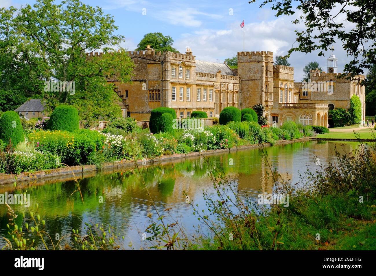 Forde Abbey e giardini e le loro riflessioni a Dorset, Inghilterra Foto Stock