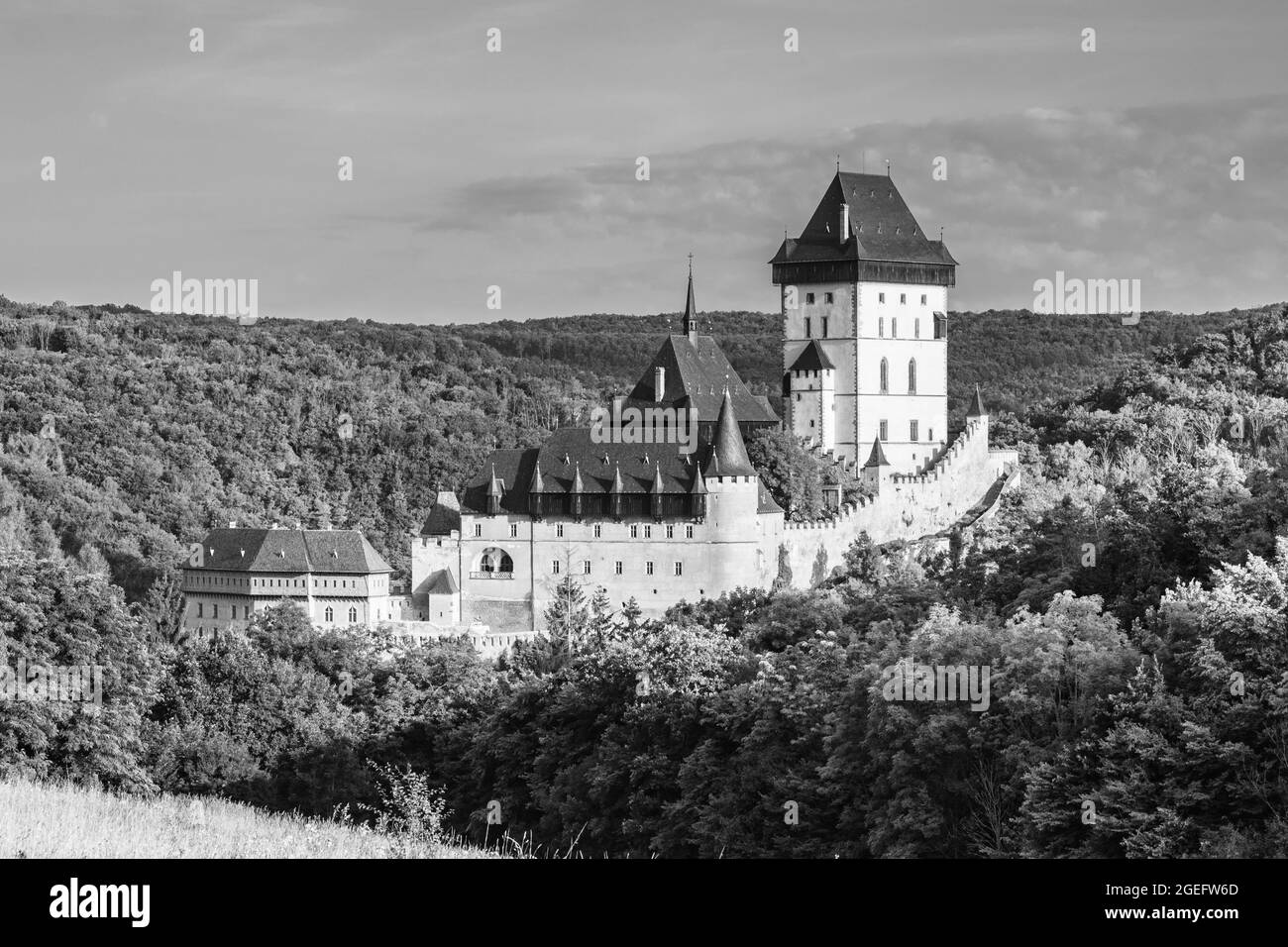 Karlstejn - Castello reale gotico nella Boemia centrale fondato nel 1348 da Carlo IV, Imperatore Sacro Romano e Re di Boemia. Repubblica Ceca. Immagine in bianco e nero. Foto Stock