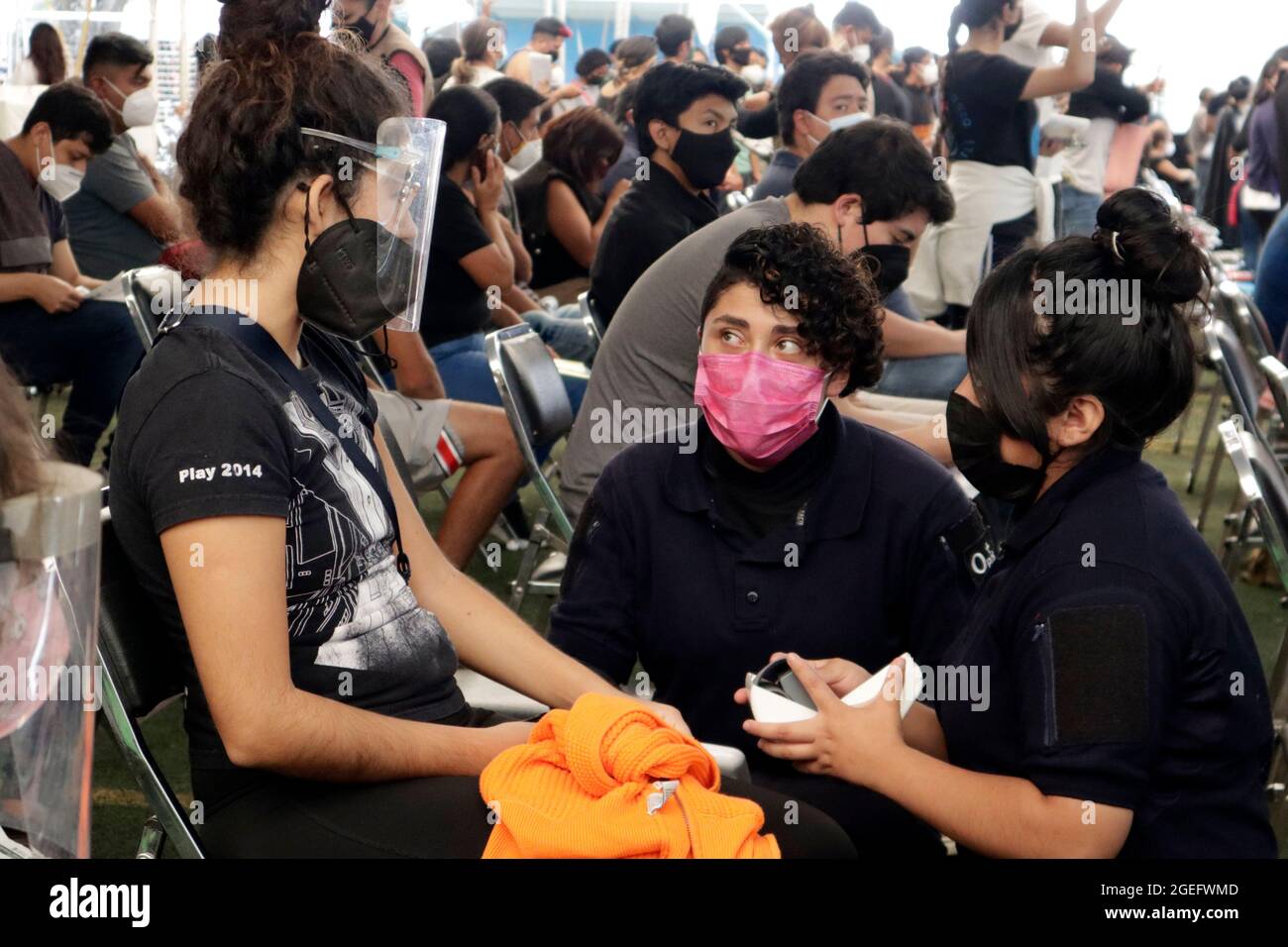 Non esclusiva: CITTÀ DEL MESSICO, MESSICO - AGOSTO 19: Un operatore sanitario controlla la pressione sanguigna per agirl, dopo che si sente male da Pfizer vaccino dose di richiamo Foto Stock