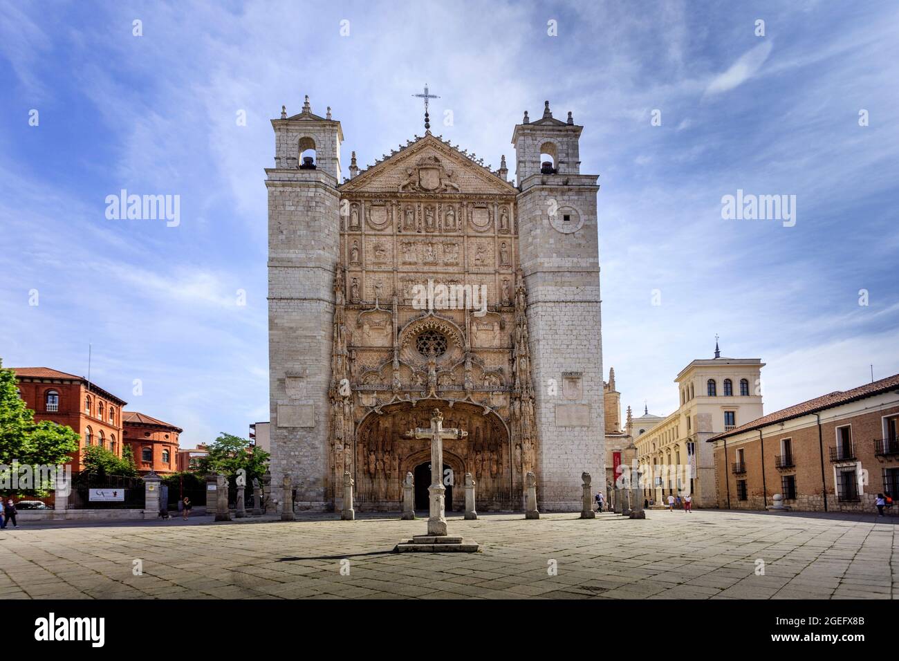 Chiesa di San Pietro e monastero. Si tratta di un monumento gotico risalente al XV secolo. Valladolid. Spagna. Foto Stock