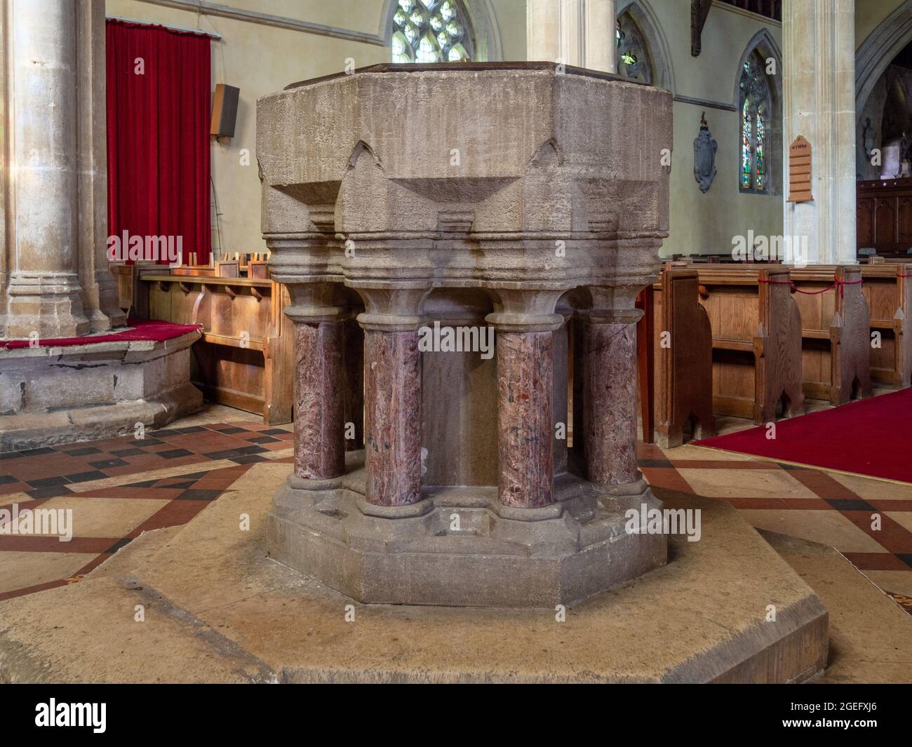 Font in pietra del XV secolo con capitelli stampati e abaci, chiesa di St Mary, Snettisham, Norfolk, UK Foto Stock