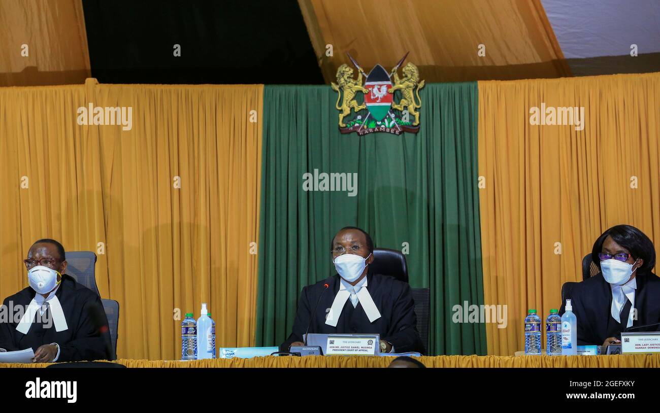 Il Presidente della Corte d'appello del Kenya Daniel Musinga, affiancato da Lady Justice Roselyn Nambuye e Lady Justice Hannah Okwengu, si rivolge ai delegati durante la sentenza del caso Building Bridges Initiatives (BBI), una parte fondamentale del barzellismo, in vista di un'elezione presidenziale prevista per l'anno prossimo, Alla Corte d'appello di Nairobi, Kenya, 20 agosto 2021. REUTERS/Thomas Mukoya Foto Stock