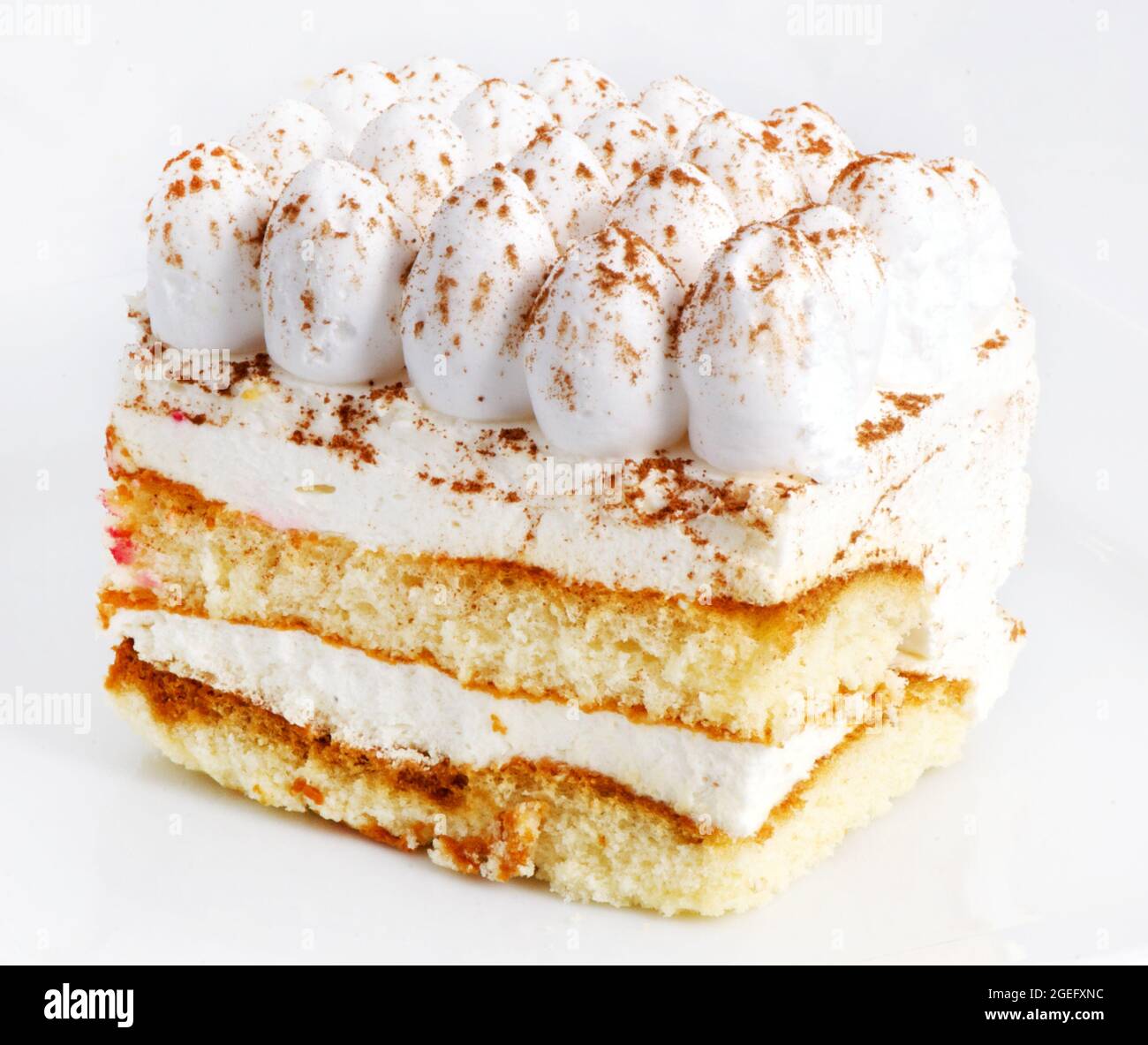 Fetta di torta tiramisù su sfondo bianco Foto Stock