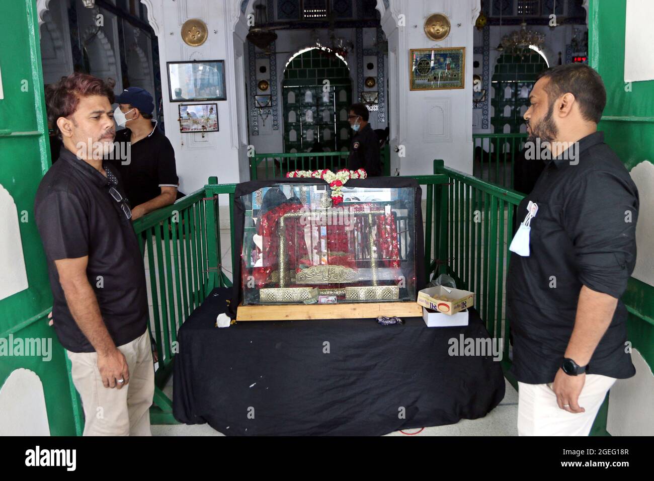 Dhaka, Bangladesh. 20 ago 2021. Il decimo giorno di Muharram è celebrato come Ashura, i musulmani sciiti celebrano il giorno come giorno di lutto per ricordare il martirio del nipote del profeta Hazrat Muhammad, Hazrat Imam Hussain, i suoi parenti e 72 sostenitori durante lo scontro di Karbala in questo giorno nell'anno Hijri del 61. Per riconoscere il giorno, in modo coerente, gli scii mettono in atto la consueta parata nota come Tazia in varie regioni del Bangladesh, tra cui la capitale Dhaka. Credit: Abaca Press/Alamy Live News Foto Stock