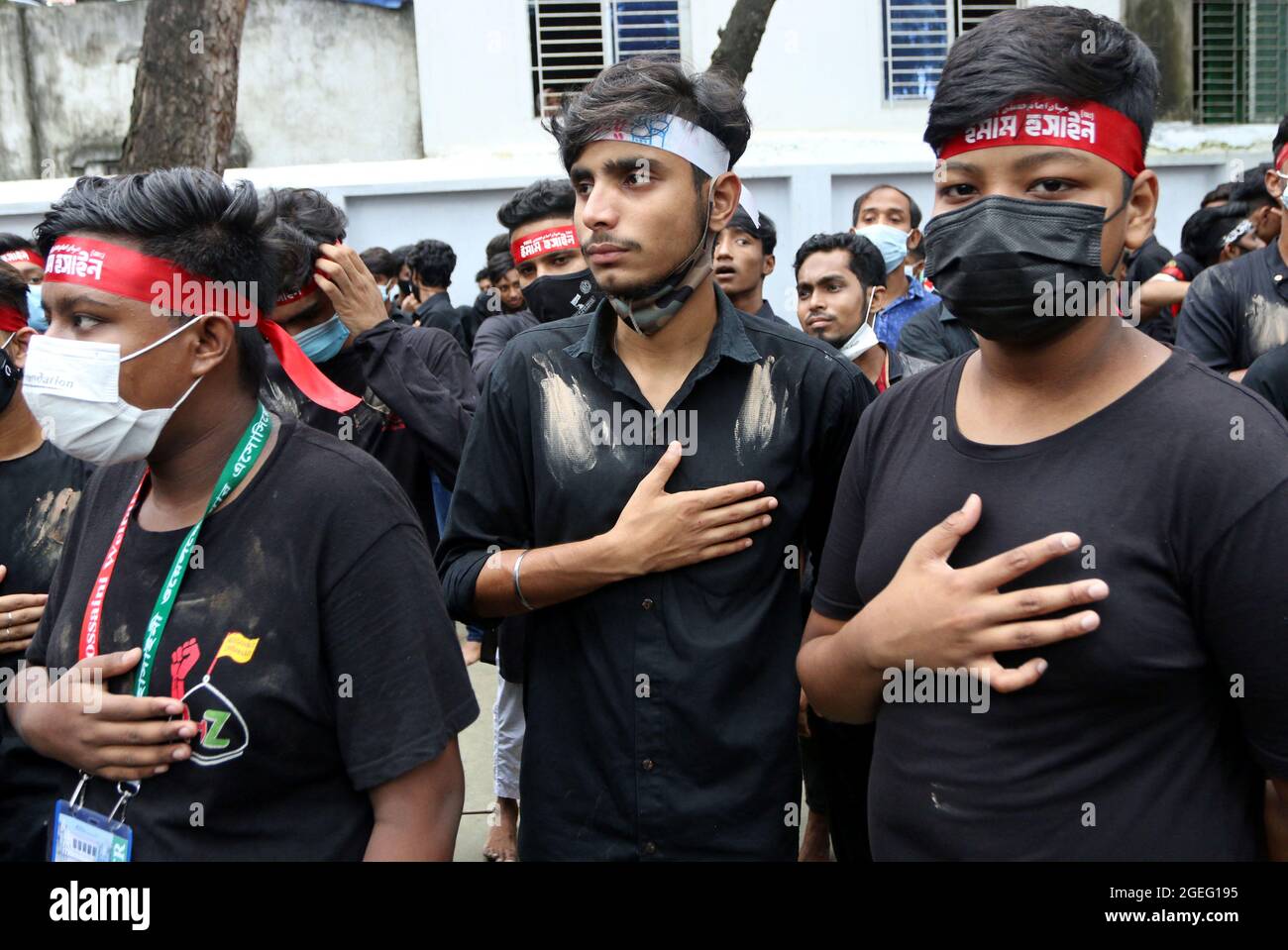 Dhaka, Bangladesh. 20 ago 2021. Il decimo giorno di Muharram è celebrato come Ashura, i musulmani sciiti celebrano il giorno come giorno di lutto per ricordare il martirio del nipote del profeta Hazrat Muhammad, Hazrat Imam Hussain, i suoi parenti e 72 sostenitori durante lo scontro di Karbala in questo giorno nell'anno Hijri del 61, Per riconoscere il giorno, in modo coerente, gli scii mettono in atto la consueta parata nota come Tazia in varie regioni del Bangladesh, tra cui la capitale Dhaka. Credit: Abaca Press/Alamy Live News Foto Stock