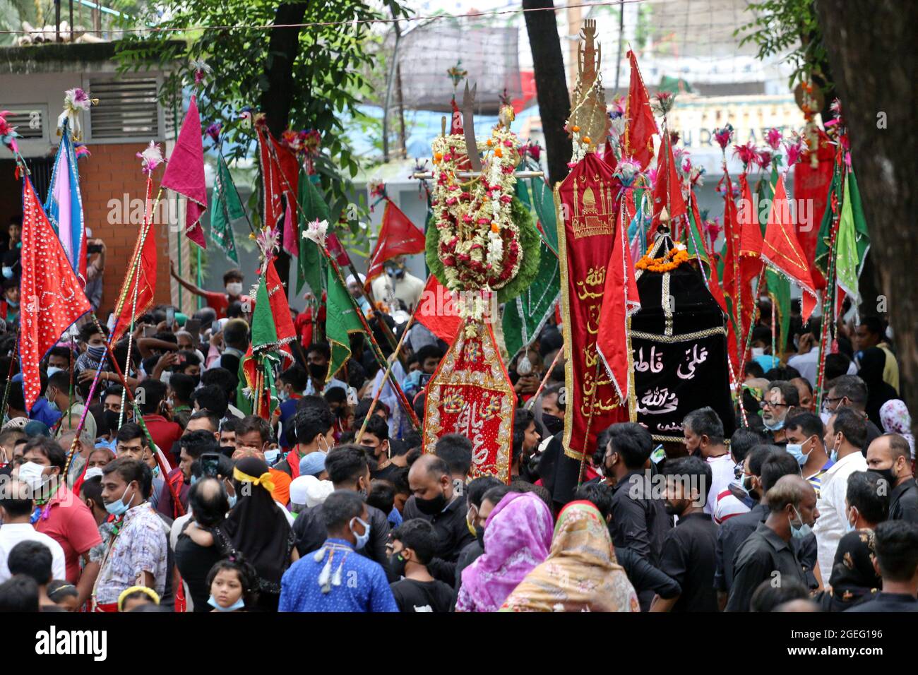Dhaka, Bangladesh. 20 ago 2021. Il decimo giorno di Muharram è celebrato come Ashura, i musulmani sciiti celebrano il giorno come giorno di lutto per ricordare il martirio del nipote del profeta Hazrat Muhammad, Hazrat Imam Hussain, i suoi parenti e 72 sostenitori durante lo scontro di Karbala in questo giorno nell'anno Hijri del 61. Per riconoscere il giorno, in modo coerente, gli scii mettono in atto la consueta parata nota come Tazia in varie regioni del Bangladesh, tra cui la capitale Dhaka. Credit: Abaca Press/Alamy Live News Foto Stock