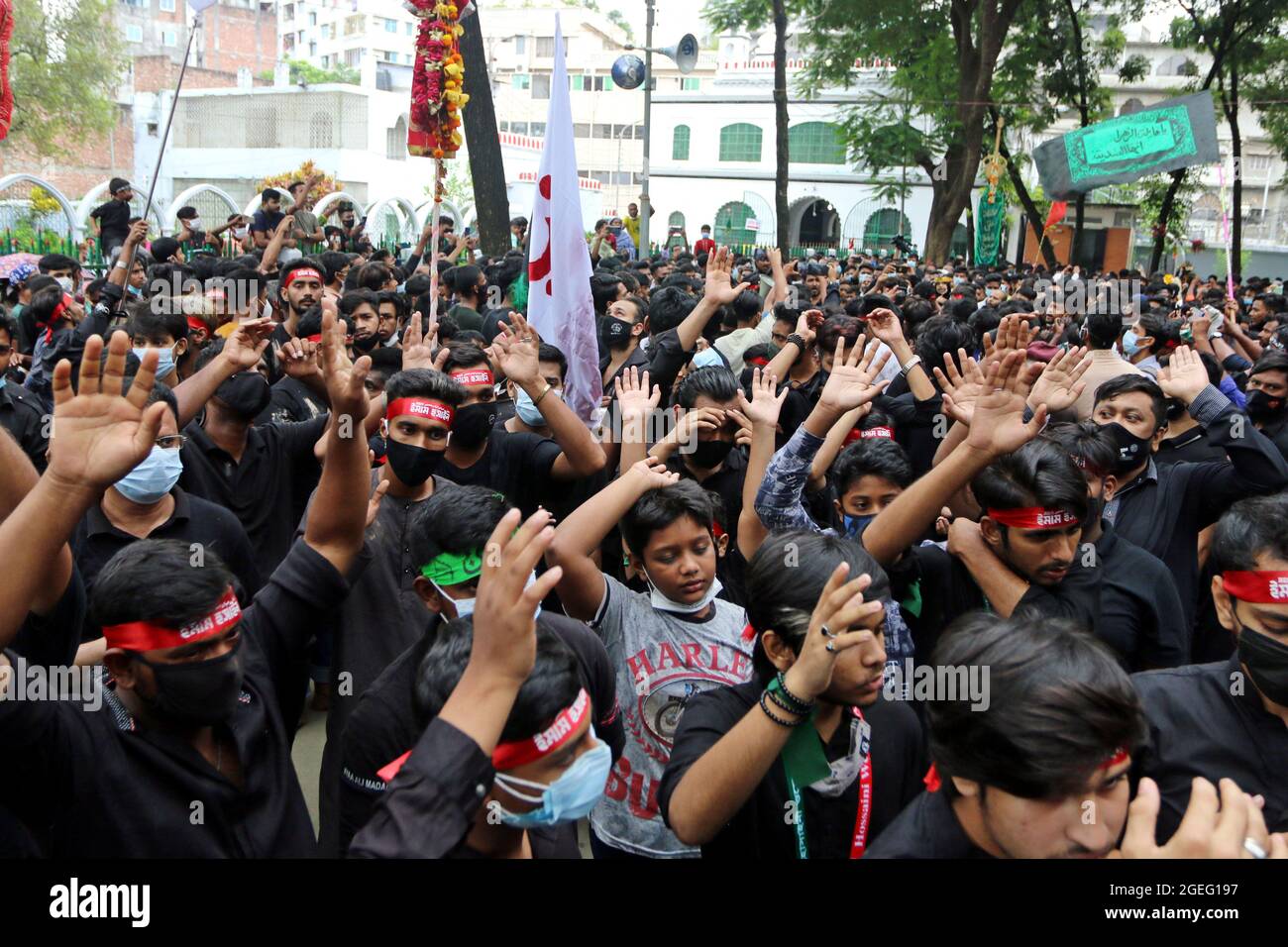 Dhaka, Bangladesh. 20 ago 2021. Il decimo giorno di Muharram è celebrato come Ashura, i musulmani sciiti celebrano il giorno come giorno di lutto per ricordare il martirio del nipote del profeta Hazrat Muhammad, Hazrat Imam Hussain, i suoi parenti e 72 sostenitori durante lo scontro di Karbala in questo giorno nell'anno Hijri del 61, Per riconoscere il giorno, in modo coerente, gli scii mettono in atto la consueta parata nota come Tazia in varie regioni del Bangladesh, tra cui la capitale Dhaka. Credit: Abaca Press/Alamy Live News Foto Stock
