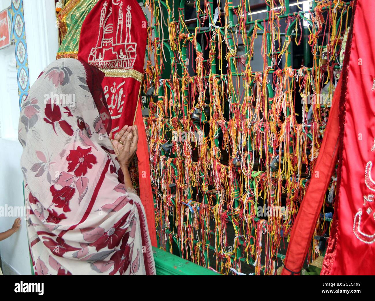 Dhaka, Bangladesh. 20 ago 2021. Il decimo giorno di Muharram è celebrato come Ashura, i musulmani sciiti celebrano il giorno come giorno di lutto per ricordare il martirio del nipote del profeta Hazrat Muhammad, Hazrat Imam Hussain, i suoi parenti e 72 sostenitori durante lo scontro di Karbala in questo giorno nell'anno Hijri del 61. Per riconoscere il giorno, in modo coerente, gli scii mettono in atto la consueta parata nota come Tazia in varie regioni del Bangladesh, tra cui la capitale Dhaka. Credit: Abaca Press/Alamy Live News Foto Stock