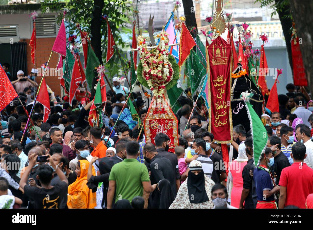 Dhaka, Bangladesh. 20 ago 2021. Il decimo giorno di Muharram è celebrato come Ashura, i musulmani sciiti celebrano il giorno come giorno di lutto per ricordare il martirio del nipote del profeta Hazrat Muhammad, Hazrat Imam Hussain, i suoi parenti e 72 sostenitori durante lo scontro di Karbala in questo giorno nell'anno Hijri del 61. Per riconoscere il giorno, in modo coerente, gli scii mettono in atto la consueta parata nota come Tazia in varie regioni del Bangladesh, tra cui la capitale Dhaka. Credit: Abaca Press/Alamy Live News Foto Stock