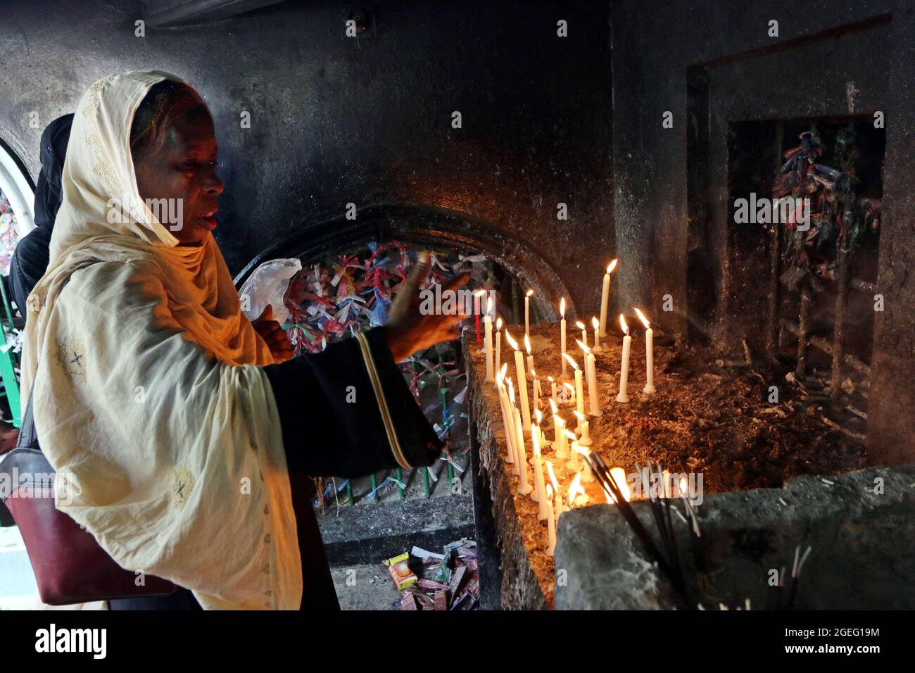 Dhaka, Bangladesh. 20 ago 2021. Il decimo giorno di Muharram è celebrato come Ashura, i musulmani sciiti celebrano il giorno come giorno di lutto per ricordare il martirio del nipote del profeta Hazrat Muhammad, Hazrat Imam Hussain, i suoi parenti e 72 sostenitori durante lo scontro di Karbala in questo giorno nell'anno Hijri del 61. Per riconoscere il giorno, in modo coerente, gli scii mettono in atto la consueta parata nota come Tazia in varie regioni del Bangladesh, tra cui la capitale Dhaka. Credit: Abaca Press/Alamy Live News Foto Stock