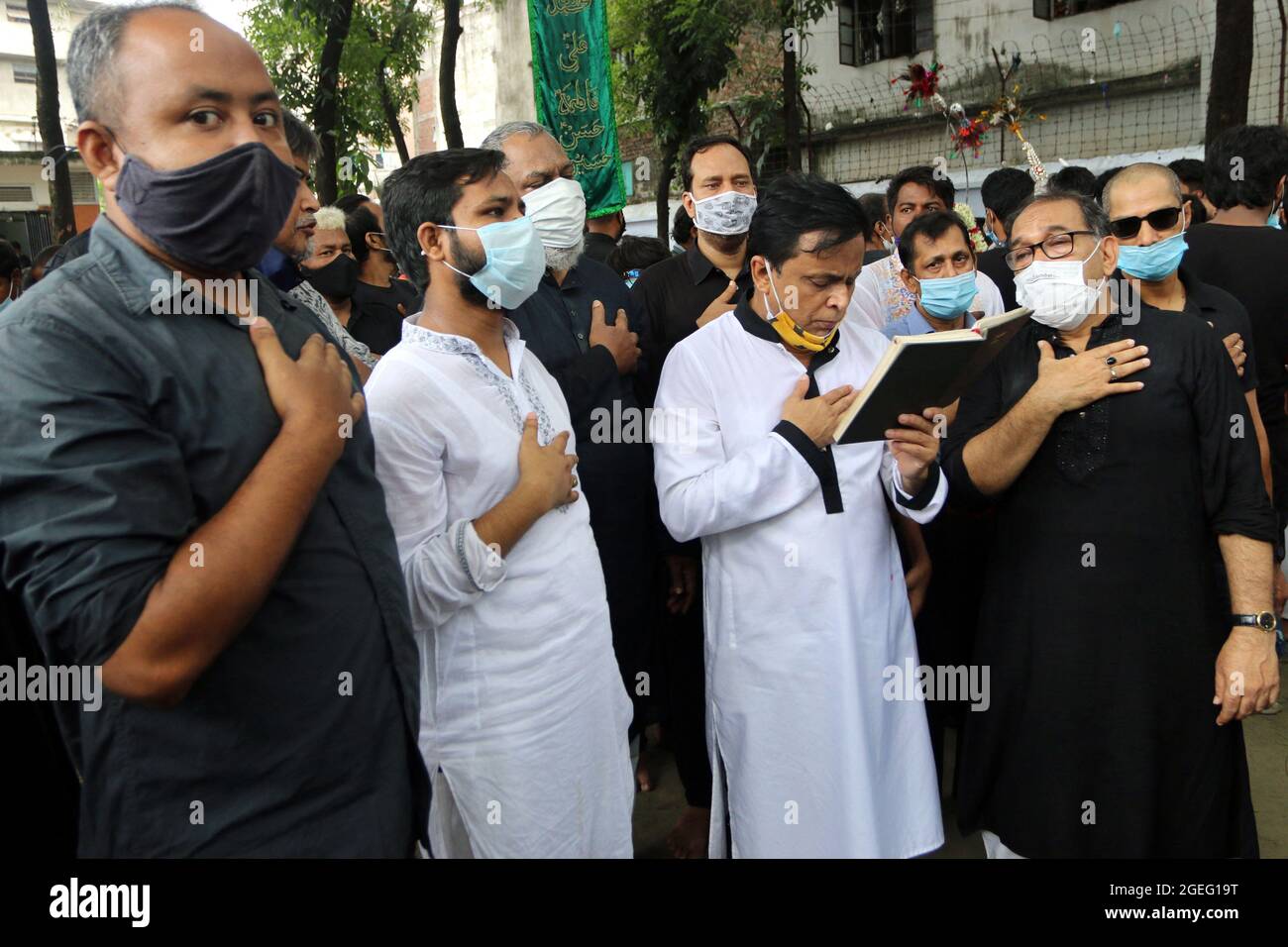 Dhaka, Bangladesh. 20 ago 2021. Il decimo giorno di Muharram è celebrato come Ashura, i musulmani sciiti celebrano il giorno come giorno di lutto per ricordare il martirio del nipote del profeta Hazrat Muhammad, Hazrat Imam Hussain, i suoi parenti e 72 sostenitori durante lo scontro di Karbala in questo giorno nell'anno Hijri del 61, Per riconoscere il giorno, in modo coerente, gli scii mettono in atto la consueta parata nota come Tazia in varie regioni del Bangladesh, tra cui la capitale Dhaka. Credit: Abaca Press/Alamy Live News Foto Stock