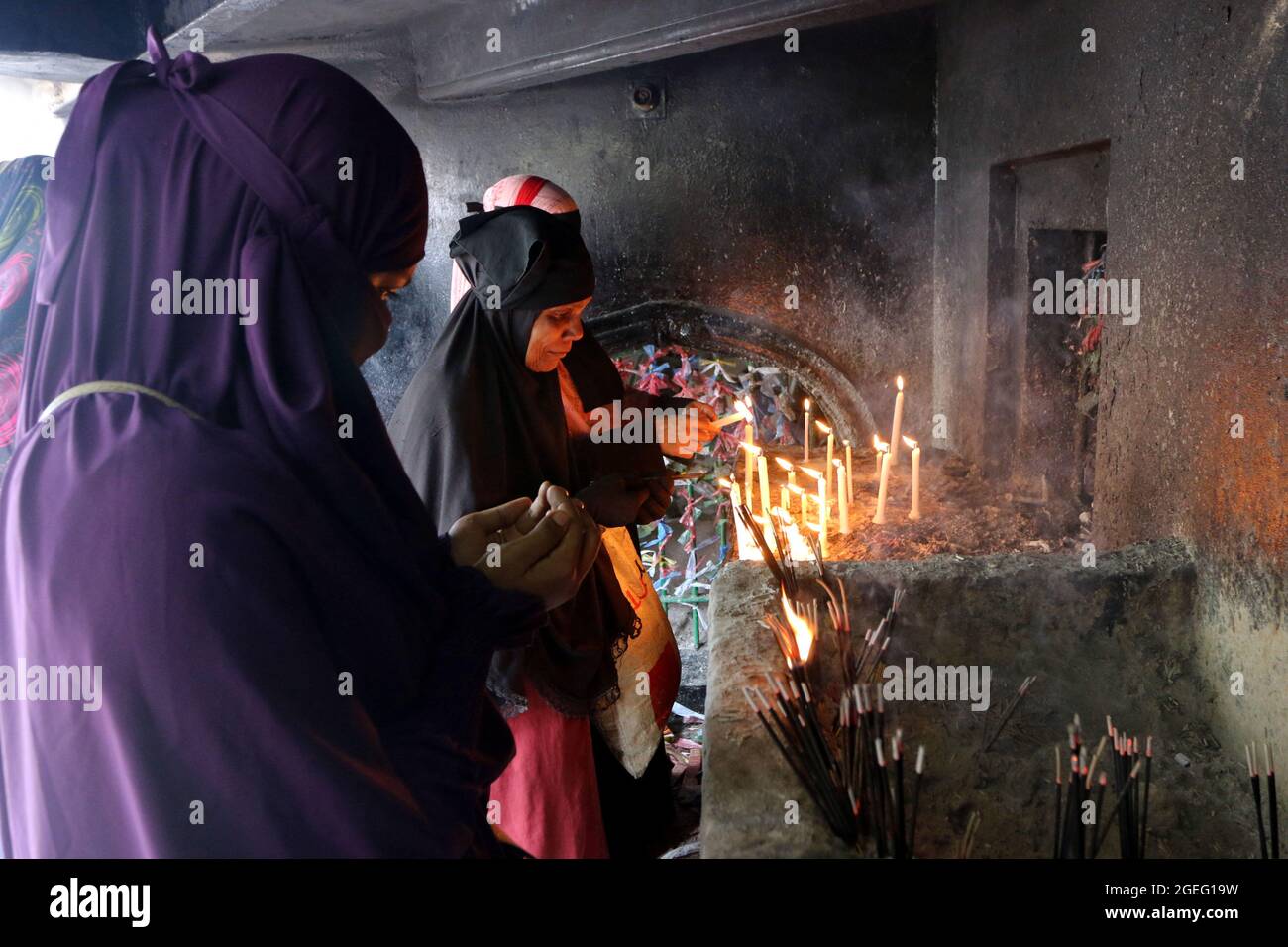 Dhaka, Bangladesh. 20 ago 2021. Il decimo giorno di Muharram è celebrato come Ashura, i musulmani sciiti celebrano il giorno come giorno di lutto per ricordare il martirio del nipote del profeta Hazrat Muhammad, Hazrat Imam Hussain, i suoi parenti e 72 sostenitori durante lo scontro di Karbala in questo giorno nell'anno Hijri del 61. Per riconoscere il giorno, in modo coerente, gli scii mettono in atto la consueta parata nota come Tazia in varie regioni del Bangladesh, tra cui la capitale Dhaka. Credit: Abaca Press/Alamy Live News Foto Stock