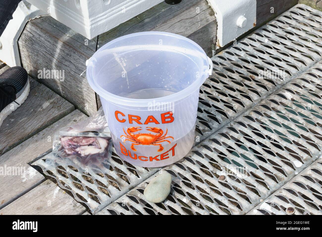 Benna da granchio usata per tenere i granchi vivi quando pescano i granchi sul Beaumaris Pier Anglesey North Wales Foto Stock