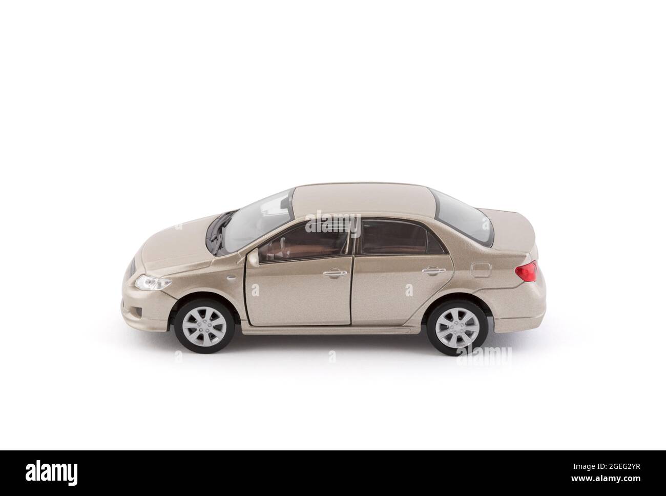 Auto giocattolo dorata su sfondo bianco con percorso di taglio Foto Stock