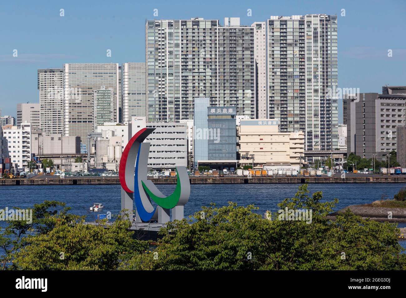 Tokyo, Giappone. 20 ago 2021. Un simbolo Paralimpico è visto installato al parco marino di Odaiba il 20 agosto 2021 a Tokyo, Giappone. Le Paralimpiadi di Tokyo saranno in corso il 24 agosto e avranno inizio fino al 5 settembre con molte delle stesse misure del coronavirus dei Giochi Olimpici. Credit: SOPA Images Limited/Alamy Live News Foto Stock