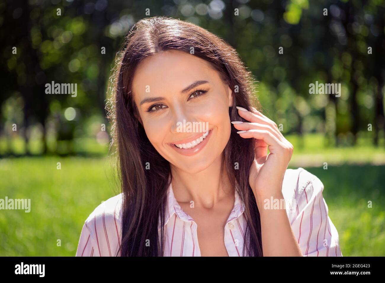 Ritratto di attraente ragazza allegra brunet godendo buon tempo soleggiato  giorno pic-nic villaggio viaggiare sole splendente allaperto Foto stock -  Alamy