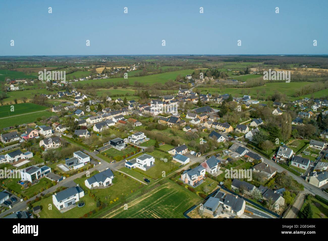 Saint Sulpice la Foret (Bretagna, Francia nord-occidentale): Vista aerea del villaggio con case indipendenti in una nuova proprietà immobiliare Foto Stock