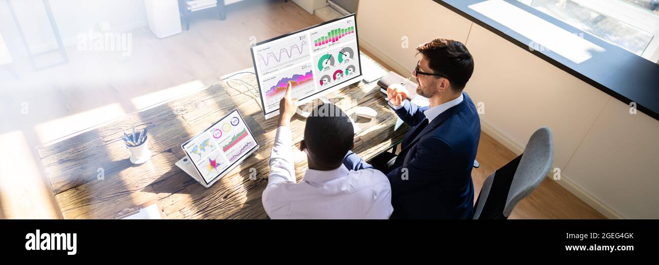 Grafico del dashboard finanziario sullo schermo del computer desktop Foto Stock