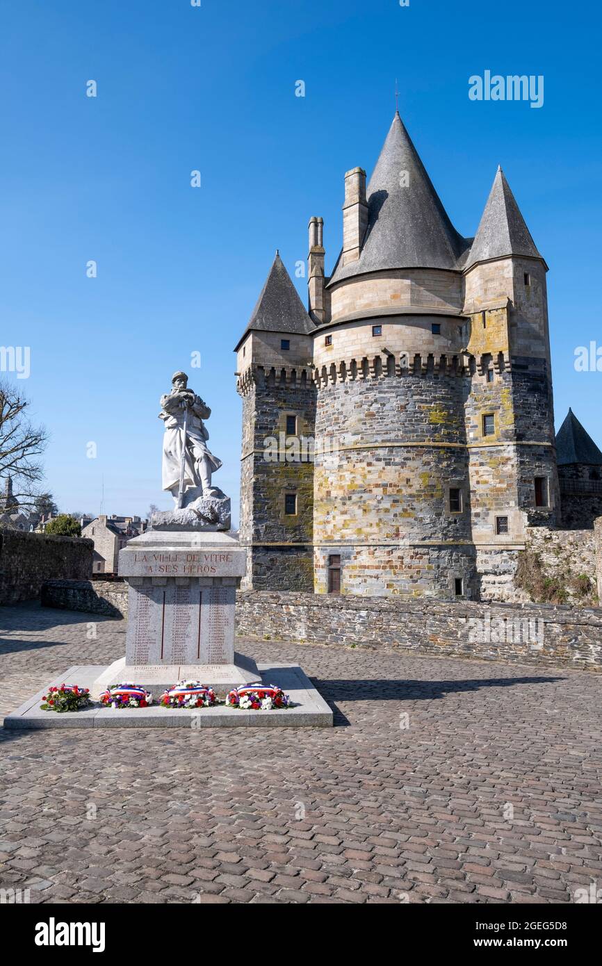 Vitre (Bretagna, Francia nord-occidentale): Il castello, fortezza medievale su un promontorio roccioso, vista dalla piazza. Monumento ai caduti e Torre di San Foto Stock