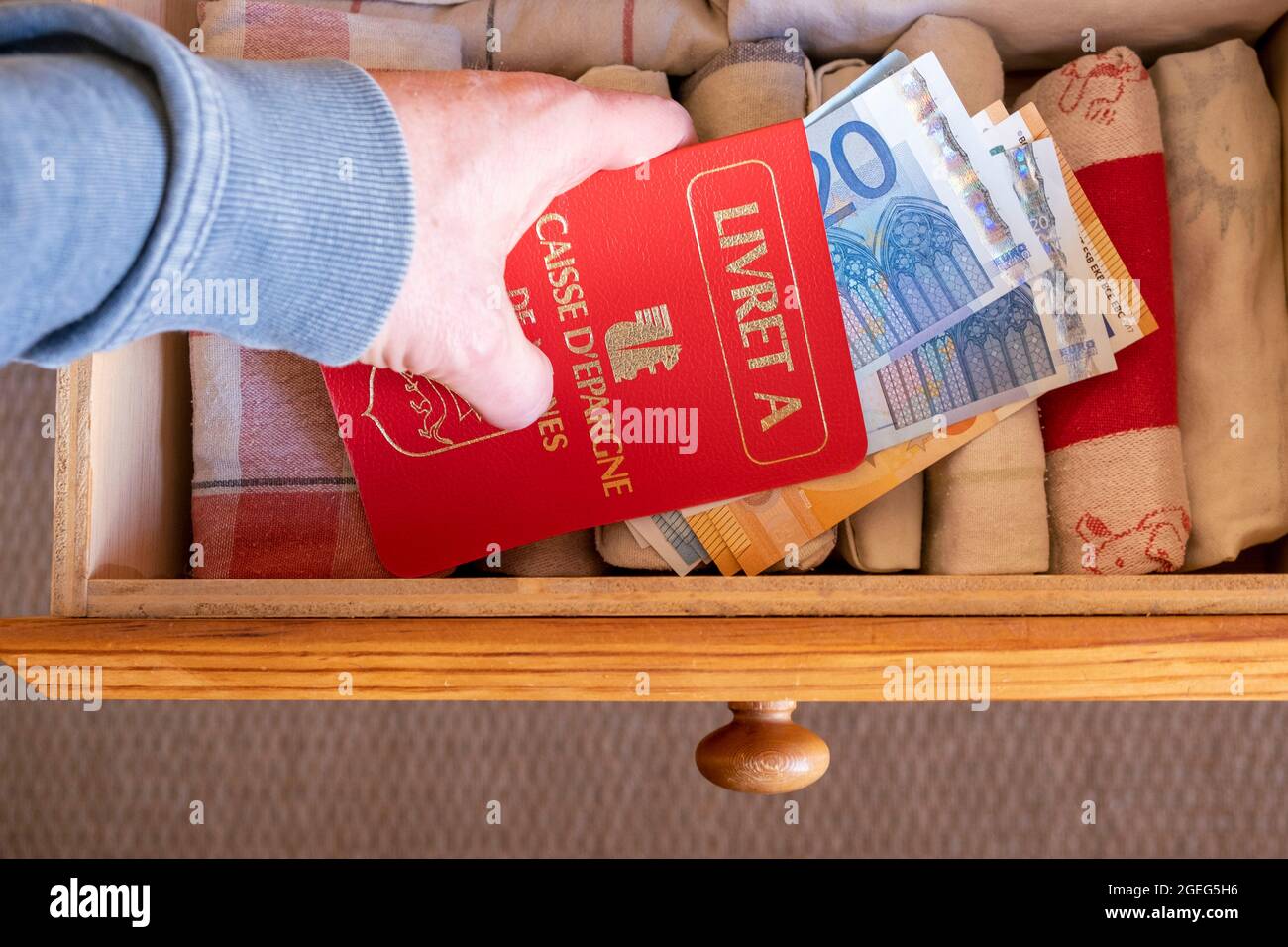 Conto di risparmio Livret À della banca Caisse d'Epargne e banconote in euro in un cassetto Foto Stock