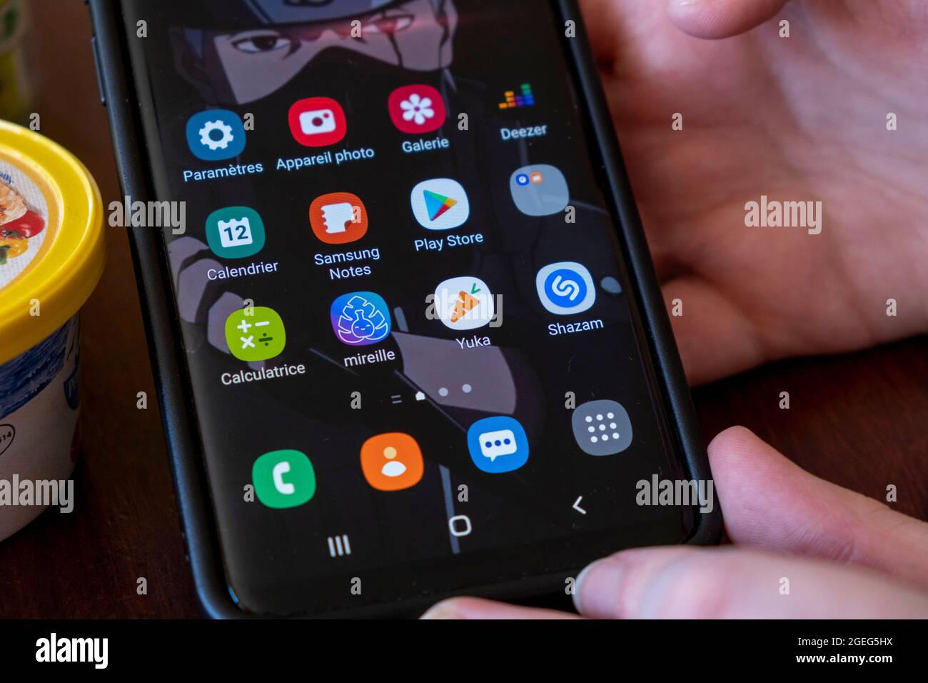 App Yuka su smartphone. App Yuka, shazam e Mireille Foto Stock