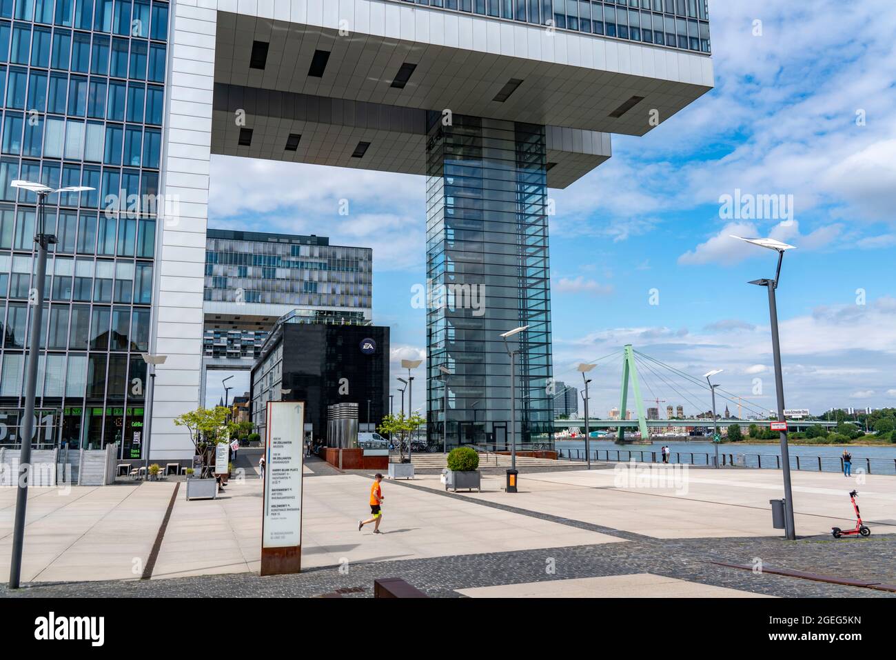 La gru ospita a Colonia Sud, sul Reno, presso il vecchio porto doganale, edifici residenziali e uffici, Promenade sul Reno, Colonia, NRW, Ger Foto Stock