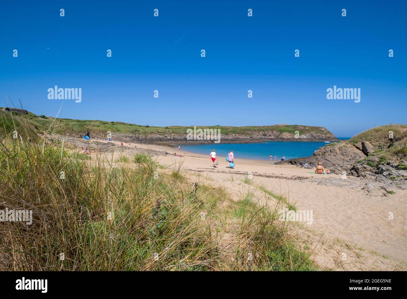Saint Malo (Bretagna, Francia nord-occidentale): Panoramica del promontorio "pointe de la Varde" dalla spiaggia "plage de la Varde" Foto Stock